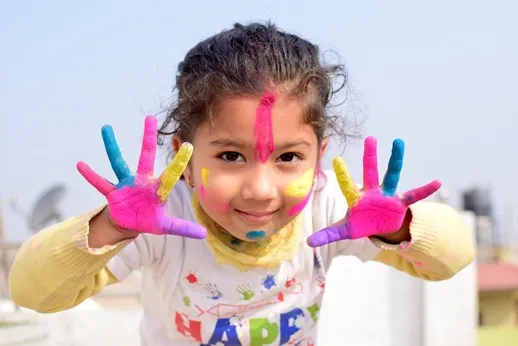 Ein Kind mit farbigen Händen