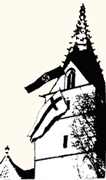 Eine Fahne mit Kreuz an einer Kirche